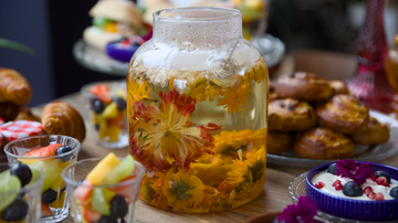 Blog header moederdag ontbijt met theebloemen